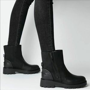 UGG Polk Short Leather Boot Sz 8.5 in black